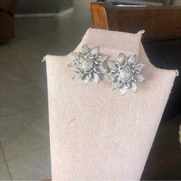 Vintage ClipOn Earrings - Picture 3 of 5